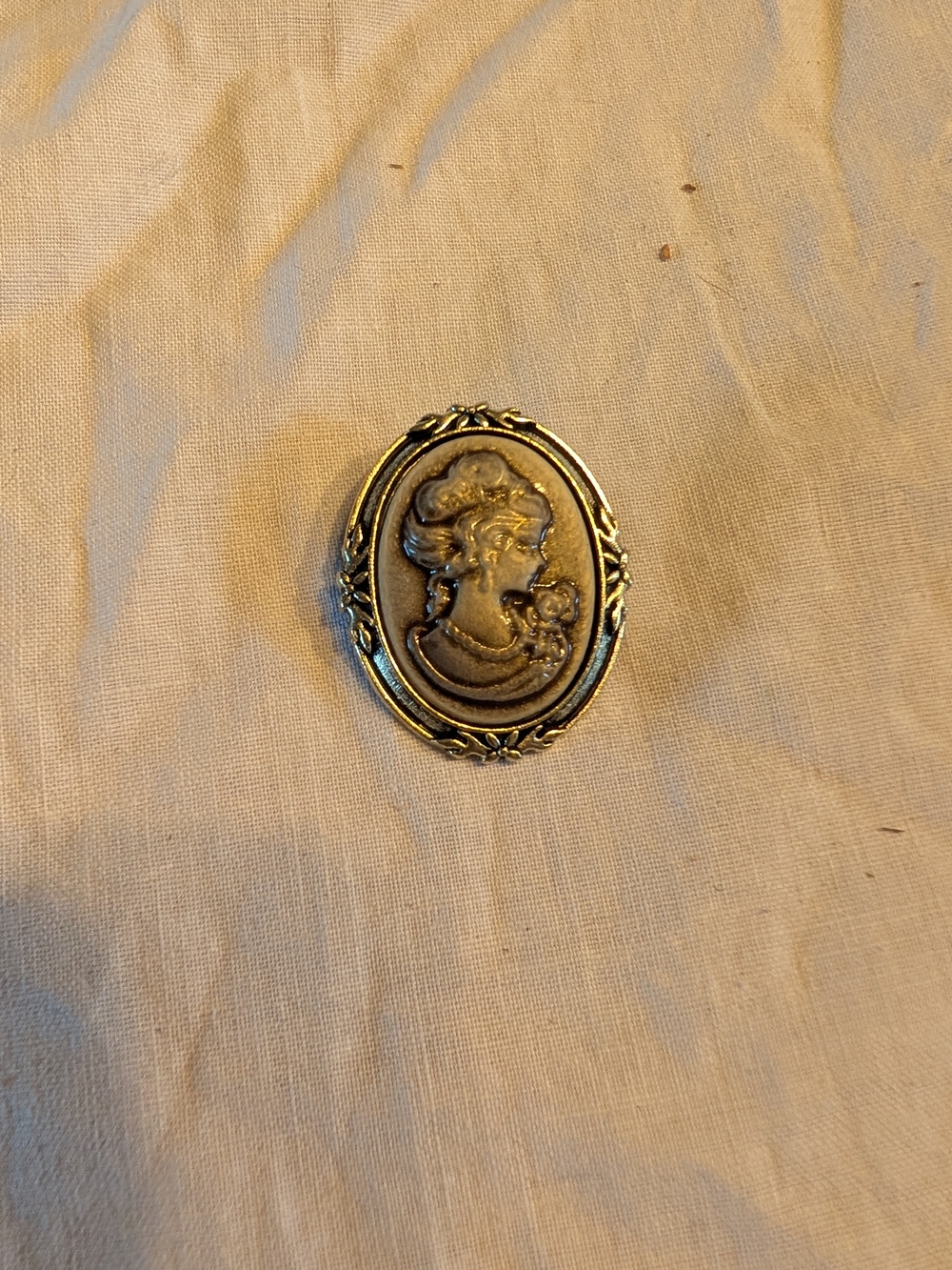 2/70$ Vintage Gold-Tone Cameo Brooch with Cream Relief
